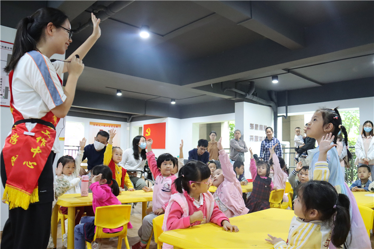 20211109福建医科大学志愿者为小朋友们讲解病毒有关知识李睿琦 田堉琳(摄) (3).jpg