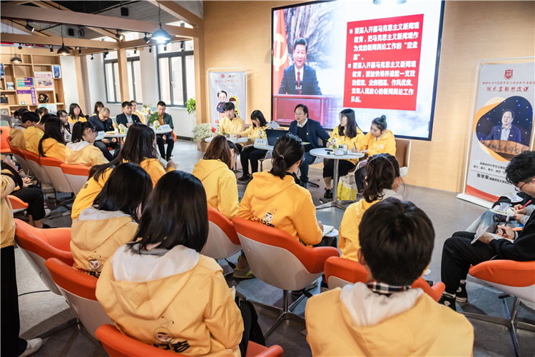 20191213 “不忘初心 牢记使命”主题教育张华荣院长专题思政课暨对话青年学生记者 刘宝飞摄 (11).jpg