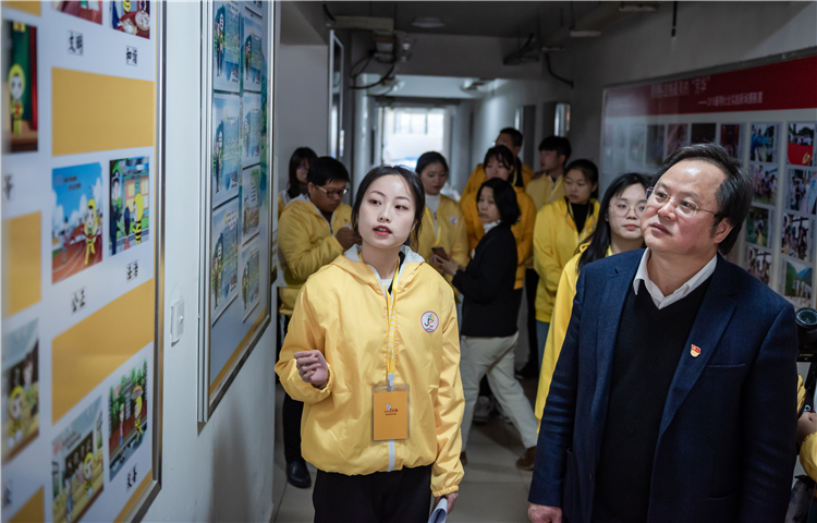20191213 “不忘初心 牢记使命”主题教育张华荣院长专题思政课暨对话青年学生记者 刘宝飞摄 (7).jpg