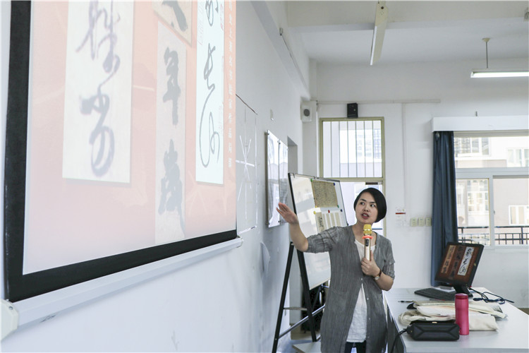 20181030 老师向同学们展示毛笔字历史 郭君诚摄.jpg