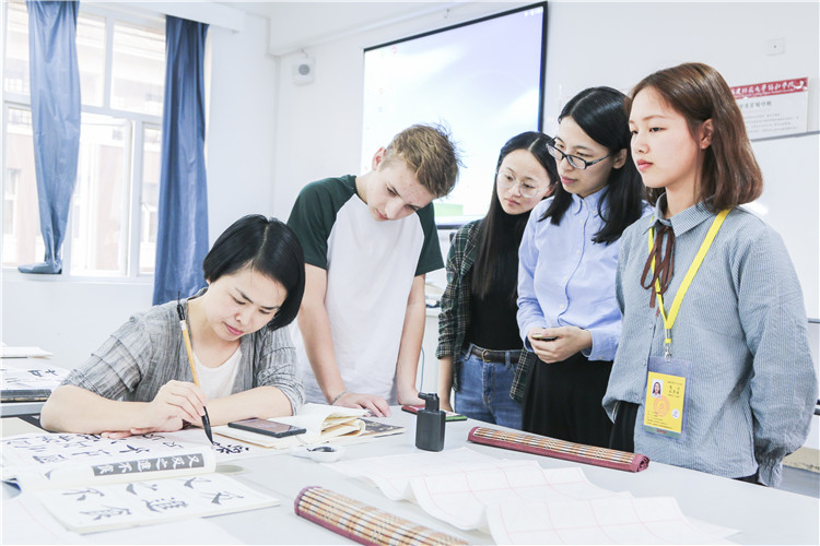 20181030 老师向同学演示正确的书写方式 林小毳摄.jpg