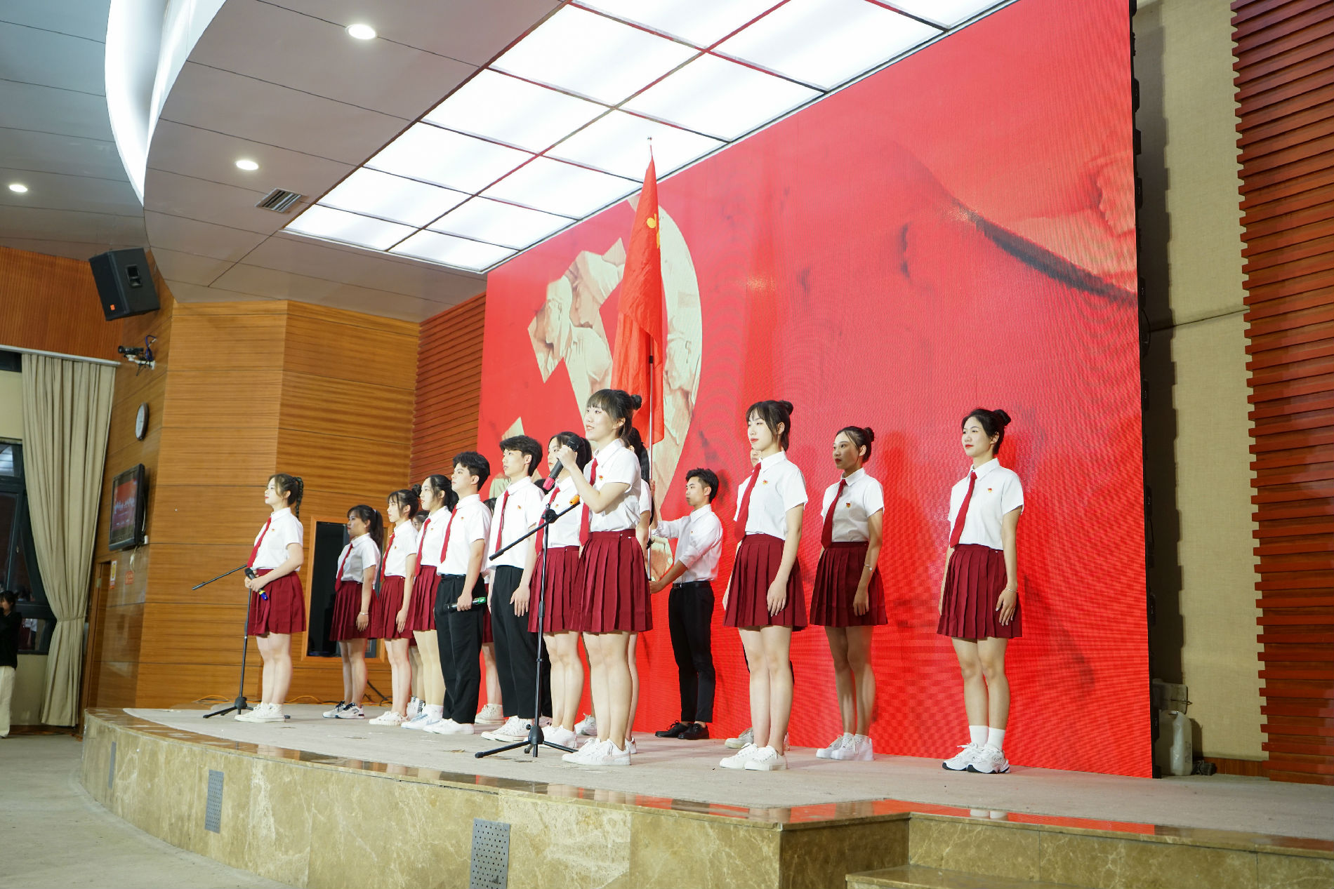 朗诵《党旗颂》再现党员初心与使命.jpg