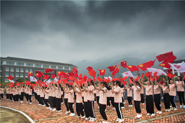 20190427同学们挥舞旗帜-林展鹏摄.jpg