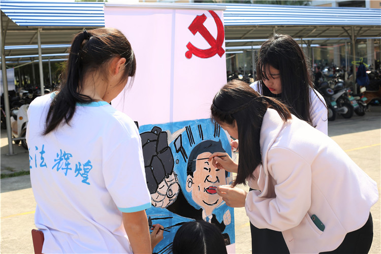20180324同学们在认真画 刘晓敏摄 (4).JPG