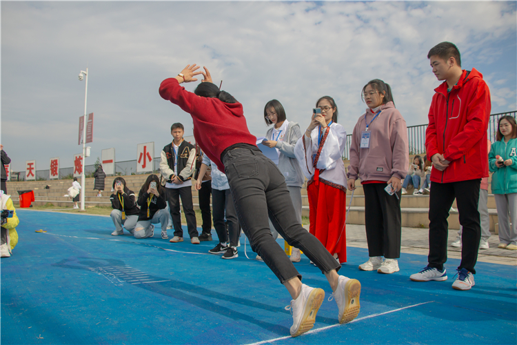 -0211125福建师范大学协和学院第十一届体育节暨第十四届田径运动会教工女子立定跳远2 李槟槟(见习记者)摄.jpg