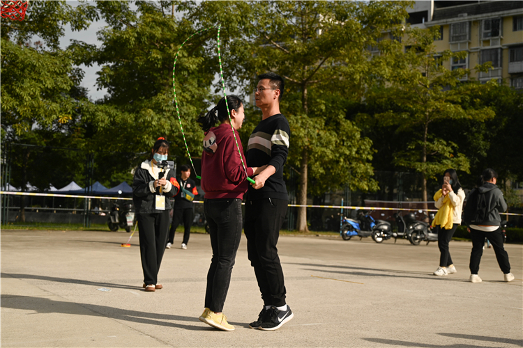20211125第十一届体育节暨第十四届田径运动会 教职工跳绳 陈柯含(见习记者)摄 (6).jpg