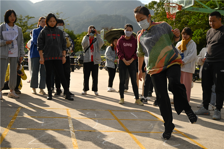 20211125第十一届体育节暨第十四届田径运动会 教职工跳格子 陈柯含(见习记者)摄 (12).jpg