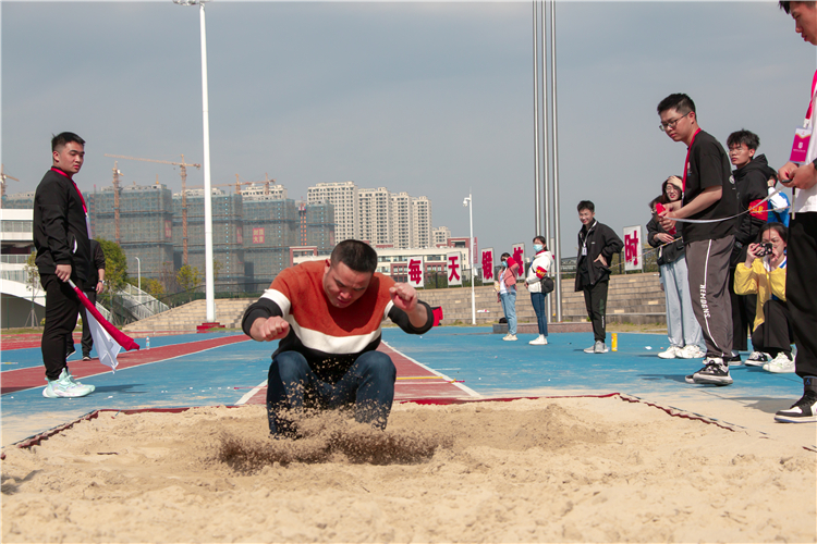 20211125福建师范大学协和学院第十一届体育节暨第十四届田径运动会教工男女跳远决赛2 李槟槟(见习记者)摄.jpg