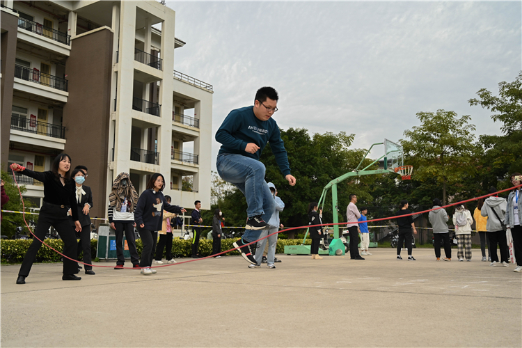 20211125第十一届体育节暨第十四届田径运动会 教职工跳绳 陈柯含(见习记者)摄 (9).jpg