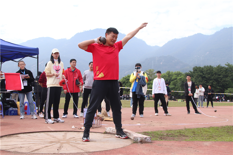 20211125福建师范大学协和学院第十一届体育节暨第十四届田径运动会 教工男女铅球决赛 杨一鸣(见习记者)摄 (2).JPG