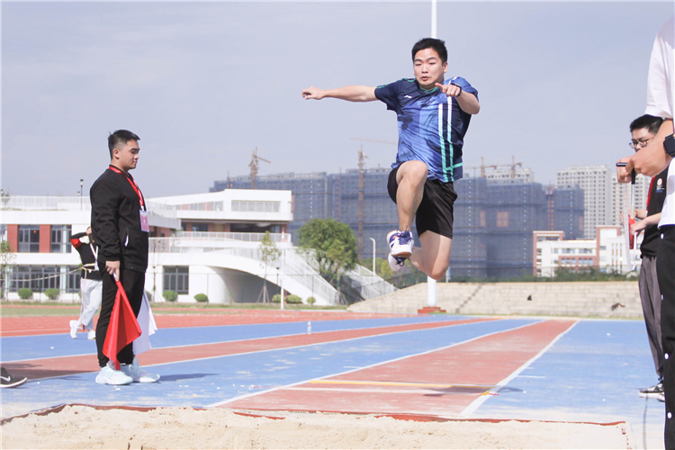 20211125福建师范大学协和学院第十一届体育节暨第十四届田径运动会教工男女跳远决赛林馨儿摄.jpg