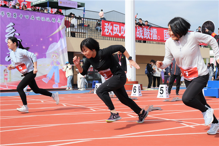 20211125福建师范大学协和学院第十一届体育节暨第十四届田径运动会开幕式 教职工女子组100米 萧雅思摄 (2).JPG