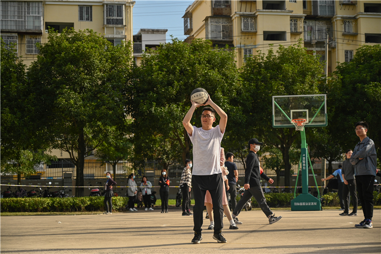 20211125第十一届体育节暨第十四届田径运动会 教职工投篮 陈柯含(见习记者)摄 (15).jpg
