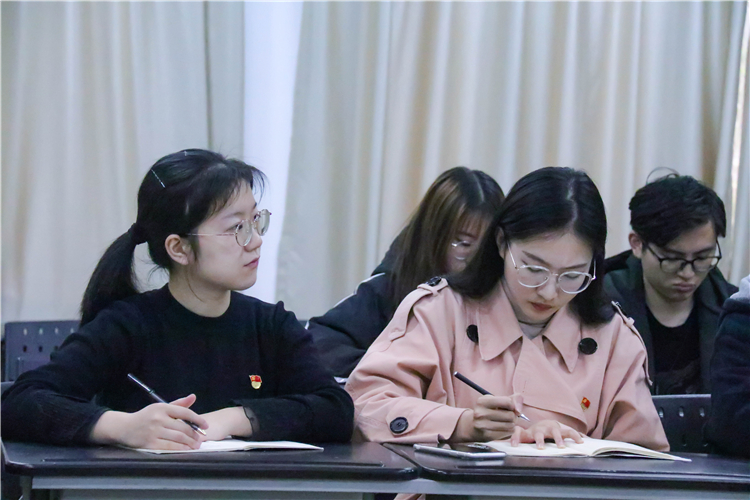 20191205学生党员认真听党课 鲁雅怡摄.JPG