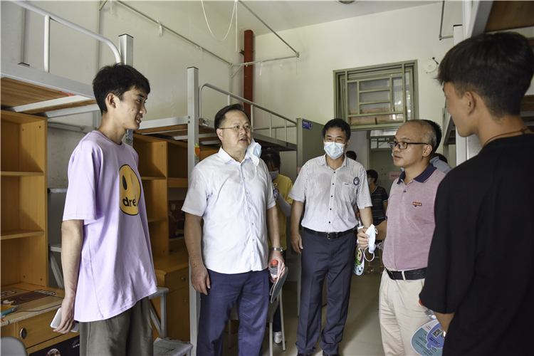 20210905 迎新报道 领导巡查 杨竞雯摄 (24).jpg