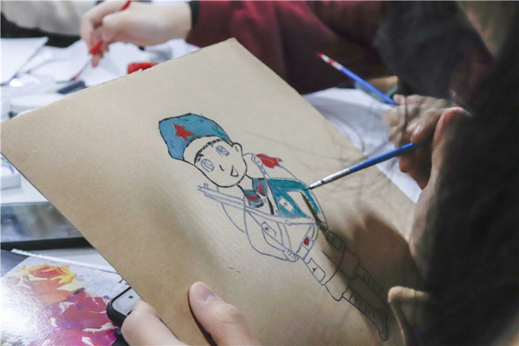 20181115了支部成员正在废纸板上认真作画 杨佳宜摄 (4).JPG