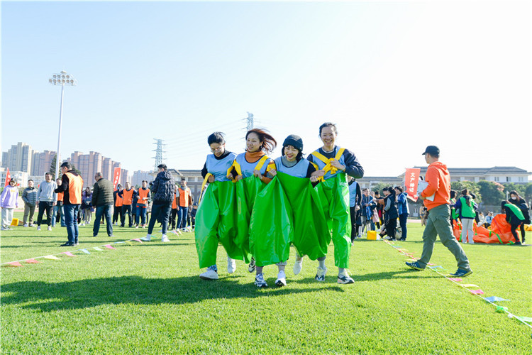 20201231 学院开展2021年教职工“庆元旦迎新年”趣味活动 趣味连体背带裤 杨竞雯摄.jpg