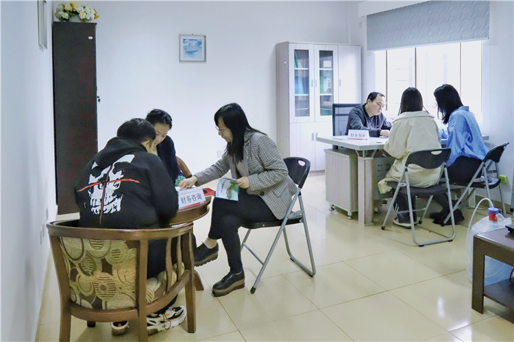 20211117 财务中心驻点办理预审咨询服务 苏曼雨摄 全景.JPG