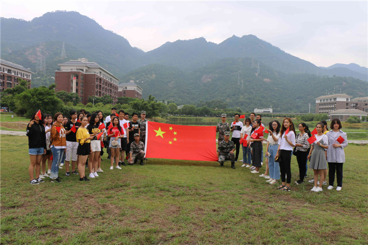 八一学社同全体留校学生合影留念 李建奇摄.JPG