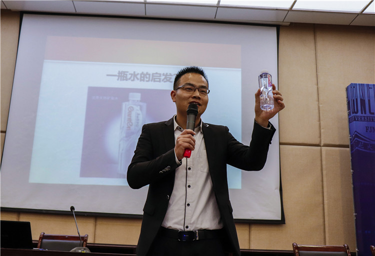 20180321讲师在讲一瓶水的 启发杨佳宜摄(2).JPG