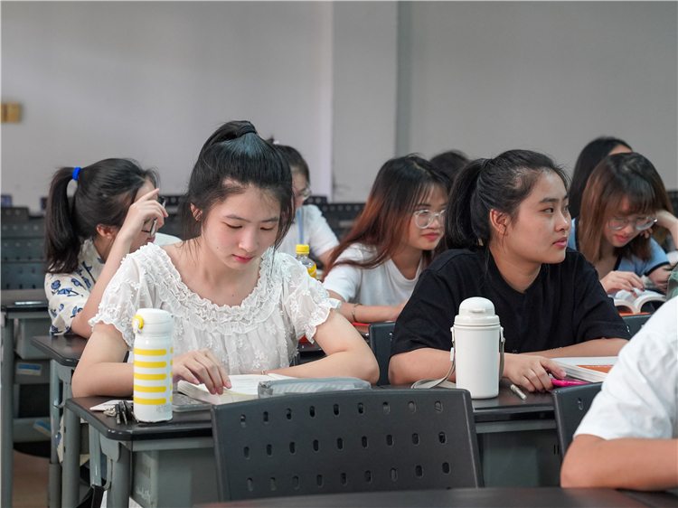 20210831新学期第一课学生精神佳 林响摄 (1).jpg