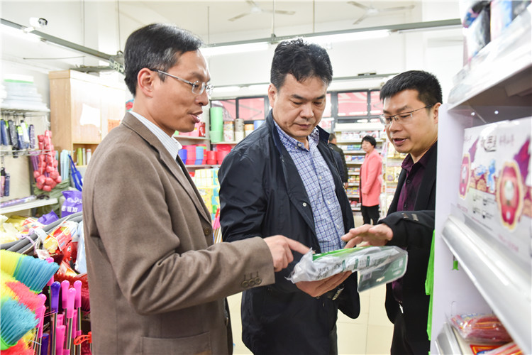 20181226 陈晓斌书记与老师查看超市售卖的排插 林响摄.JPG