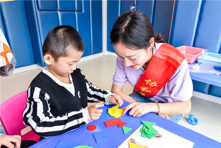 协和学院国商系学子陪同孤独症儿童一起玩耍学习 徐梦蓥摄(3).jpg