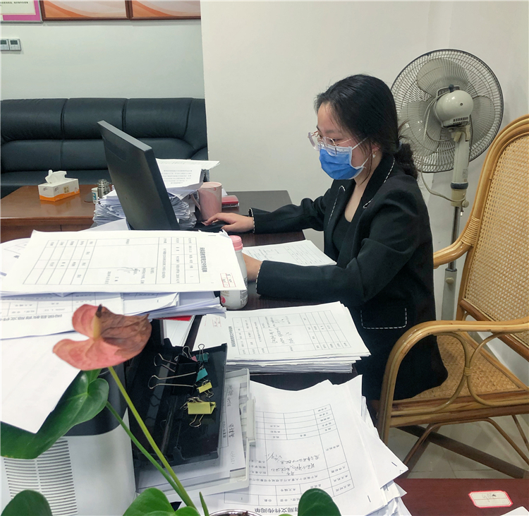 陈忆霖办公室办公.jpg
