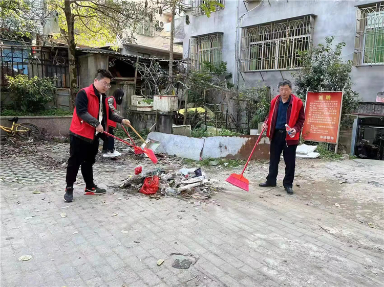 林若宇志愿者(左一男).jpg