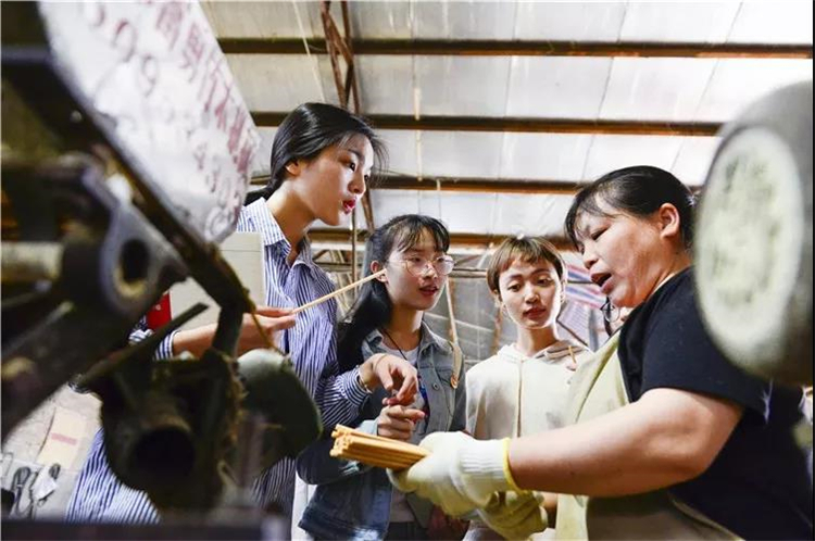 走访当地竹筷工厂、竹博物馆.jpg