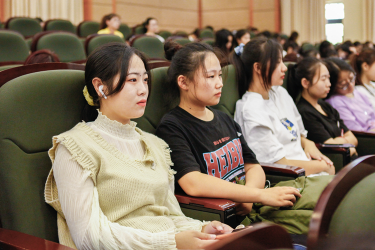 20201014 新生入学讲座“协和的前世今生” 同学认真听讲 刘梦卿摄-9_副本.jpg