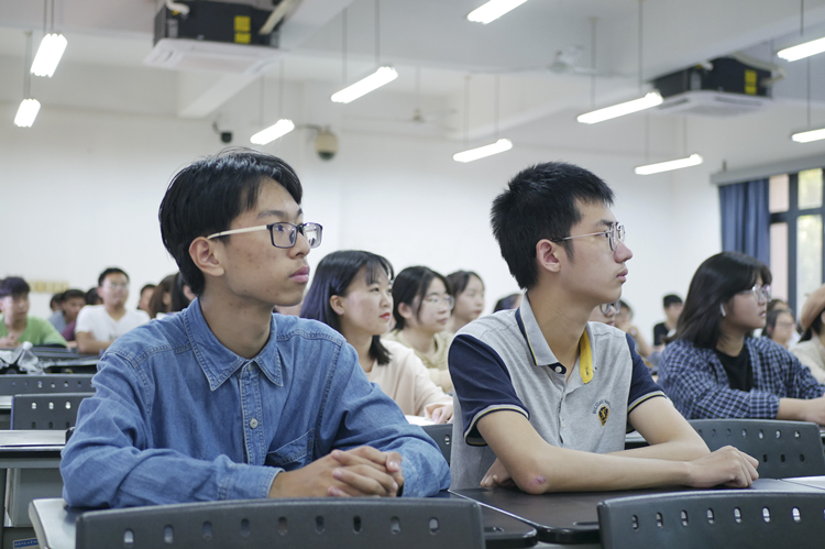 20201014 新生入学讲座“协和的前世今生” 国际商学系同学认真听讲座 谢宁静摄 (5)_副本.jpg
