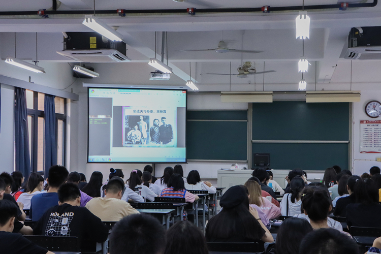 20201014 新生入学讲座“协和的前世今生” 国际商学系学生认真听讲 洪惠婷摄-2_副本.jpg
