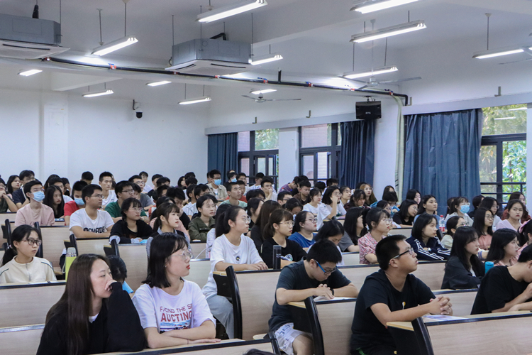 20201014 新生入学讲座“协和的前世今生”经济与法学系学生认真听讲 洪惠婷摄_副本.jpg