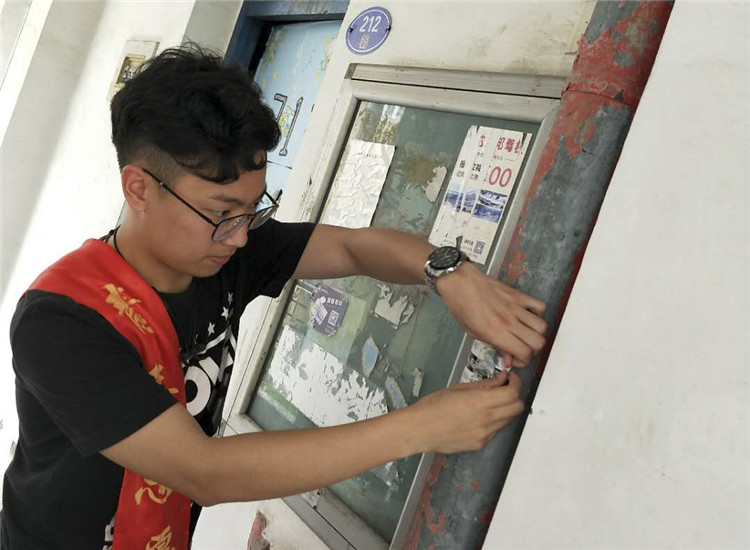信息技术系发展对象清理宿舍楼“牛皮癣”.jpg