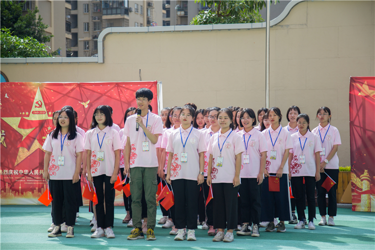 文化产业系学子演唱歌曲 我和我的祖国 陈建滨摄.jpg