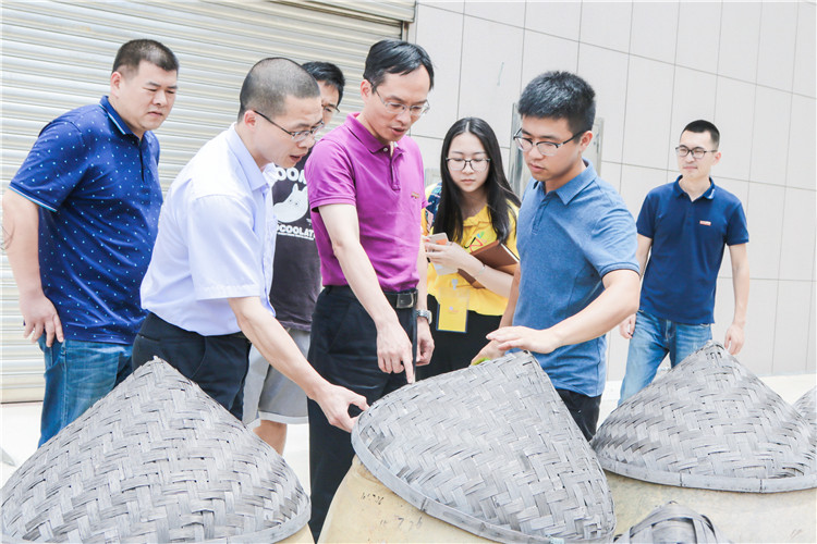 20180706 吴华清向陈晓斌书记和林志达书记介绍酱油缸原理 林小毳摄 (2).JPG