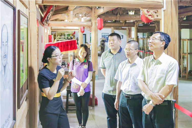 20180707 讲解员通过制茶工具向国际商学系的老师书记们介绍制茶的流程 林小毳摄 (3).JPG
