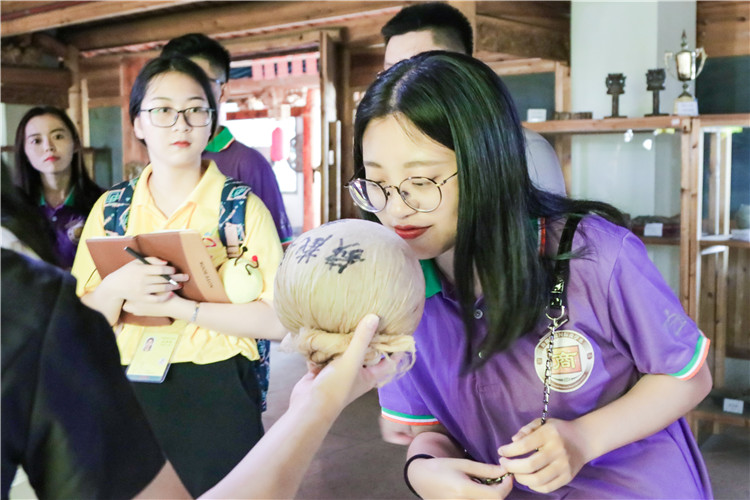 20180707 国际商学系的同学闻新茶的香味 林小毳摄.JPG