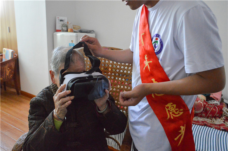 20180331 养老院的老人们在尝试使用VR 郑皓芳摄 (2).JPG