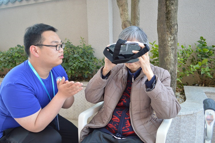 20180331 养老院的老人们在尝试使用VR 郑皓芳摄 (1).JPG