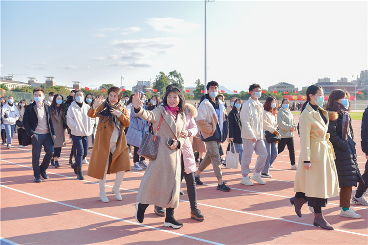 20201230 福建师范大学协和学院田径场启用仪式暨迎新年师生健步行活动 教师参加健步行 林响摄-11.jpg