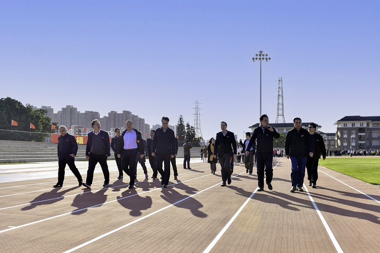 20201230 福建师范大学协和学院田径场启用仪式暨迎新年师生健步行活动 院领导健步行 林响摄.jpg
