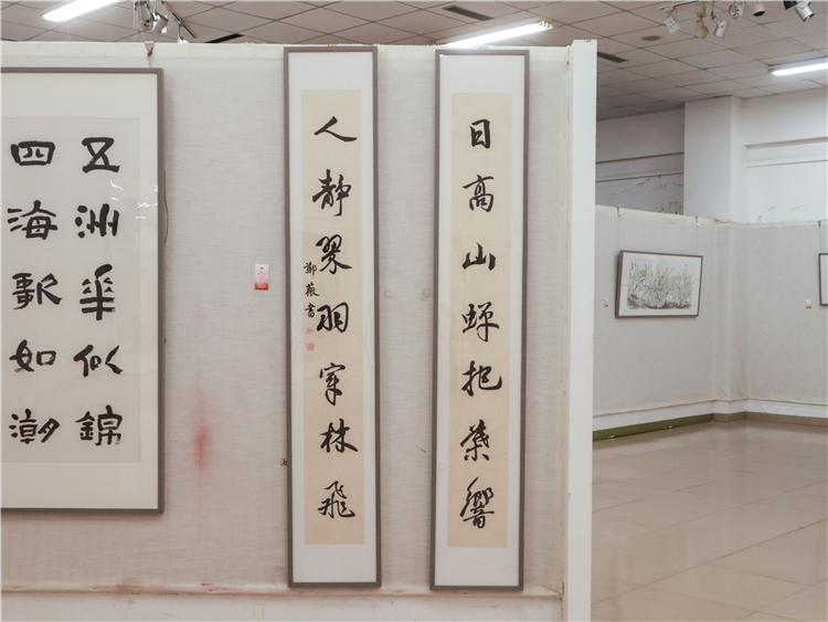 郑薇老师书法作品《毛泽东诗句》 邱立峰摄.JPG