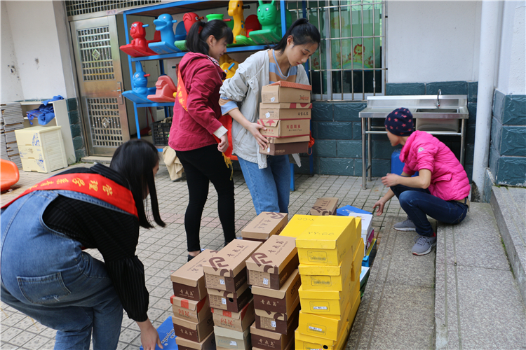 20190320青协义工分类整理鞋子 刘小燕摄.JPG