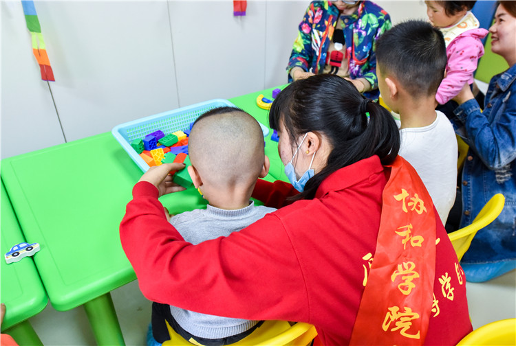 协和学院国商系学子陪同孤独症儿童一起玩耍学习 徐梦蓥摄(4).jpg
