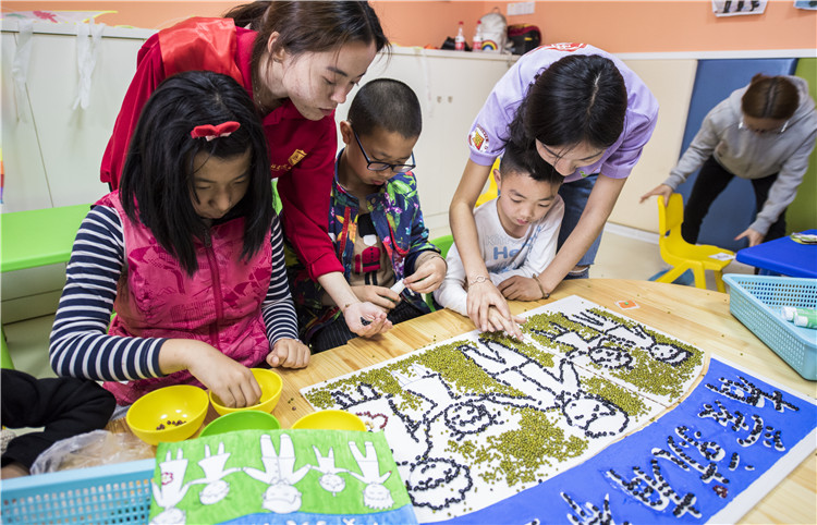 协和学院国际商学系的学子们陪同孤独症儿童一起绘画 徐梦蓥摄.jpg