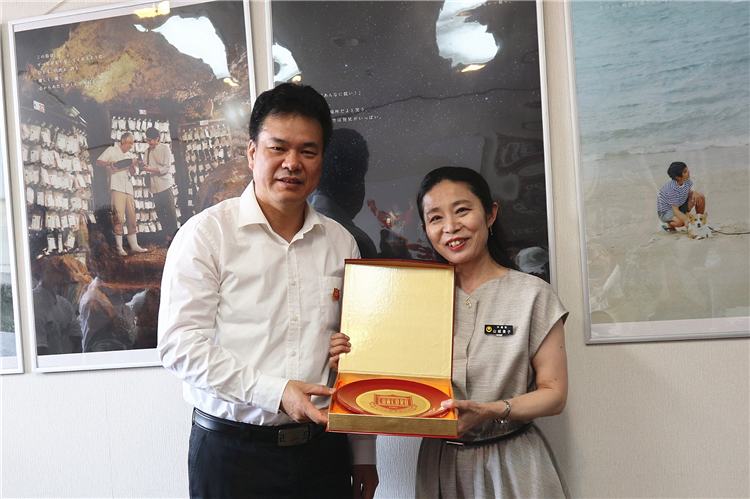20191115协和学院三茉太鼓队受邀赴冲绳参加世界太鼓大会之赠送脱胎漆器 方晓洁(师)摄.jpg