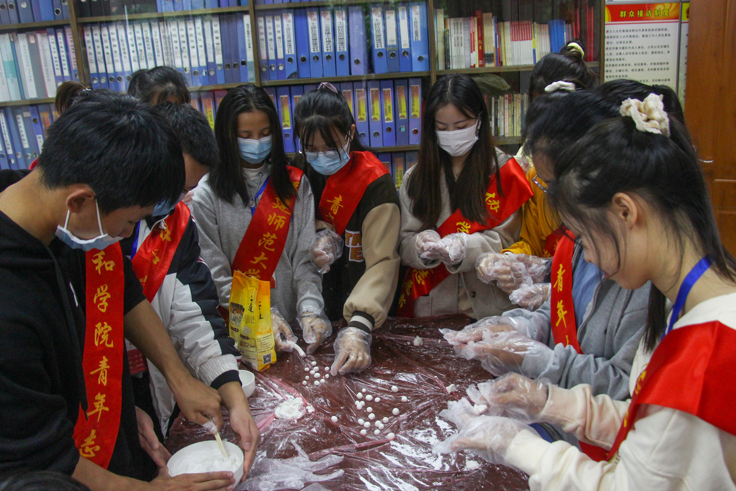 3、青年志愿者制作暖冬汤圆.jpg