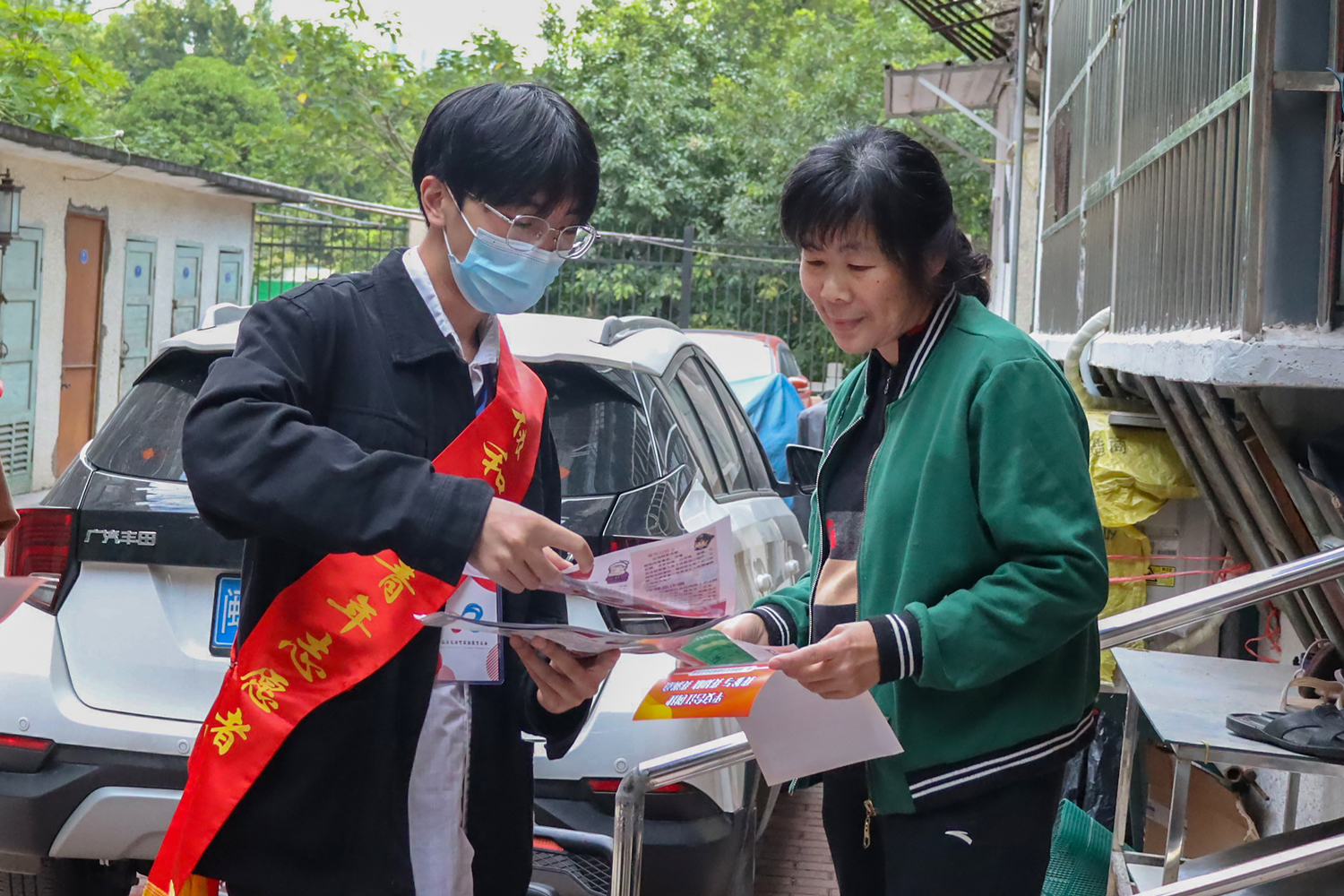 4、青年志愿者入户进行平安台江宣传.jpg